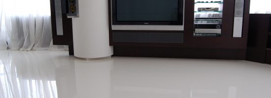 Комната с полимерным полом белого цвета