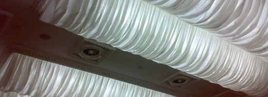 Драпировка потолка белой тканью
