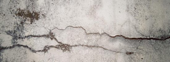 Устраняем трещины в стене – срочный ремонт своими руками