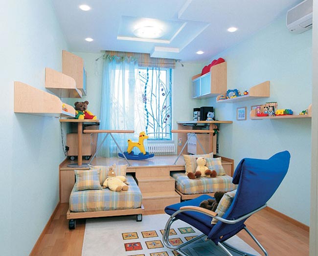 Дизайн жизна на колесах в детской комнате с подиумом