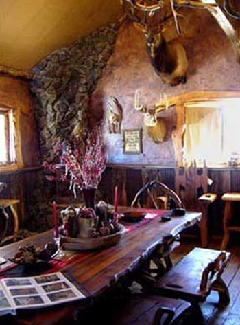 Интерьер кухни в деревянном стиле выполнен в охотничьем стиле