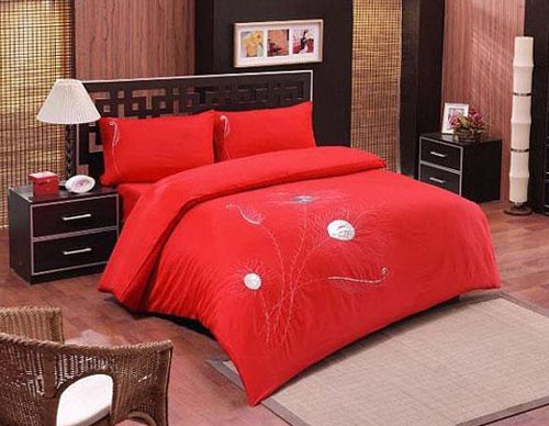 Дизайн спальни с красным постельным бельем