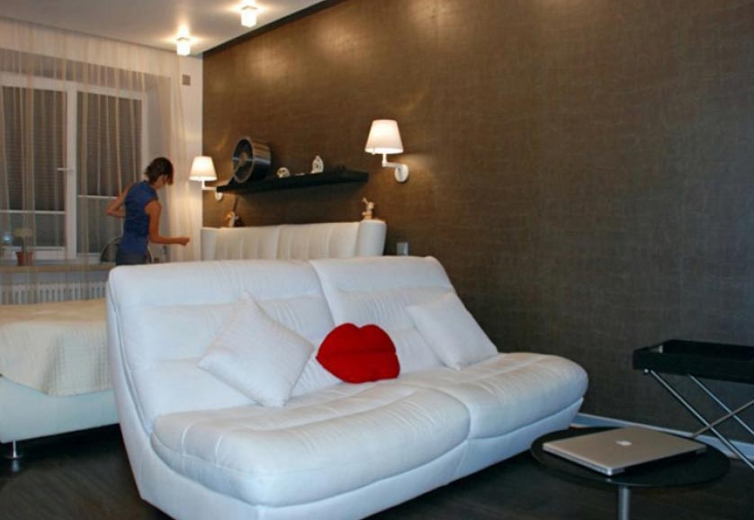 Дизайн интерьера квартиры с кроватью и диваном