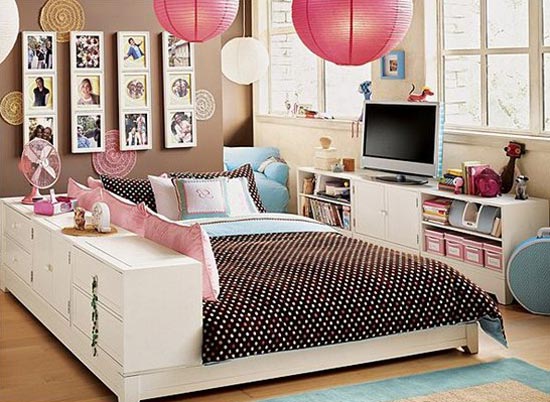 Дизайн спальни с различными причиндалами и украшениями