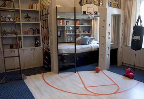 Дизайн спальни с баскетбольной разметкой и деревянным щитом у подростка