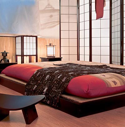 Дизайн спальни с красным постельным бельем