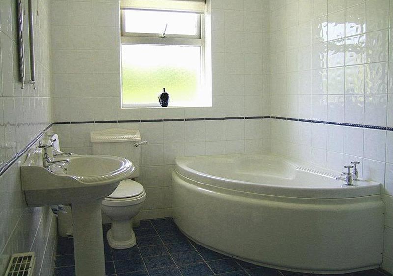 Дизайн угловой ванной в интерьере