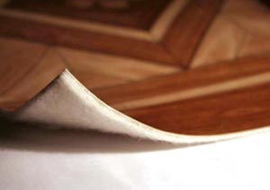 ПВХ материал на деревянном полу
