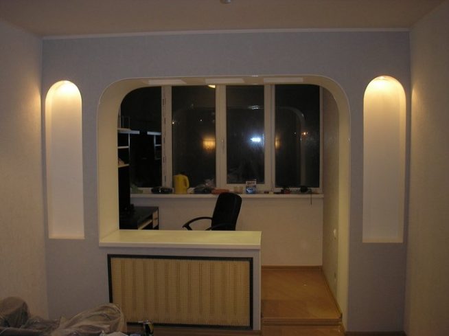 кабинет на балконе гармонирует с остальными помещениями