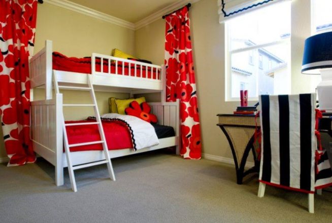 детская комната в красно-белых тонах