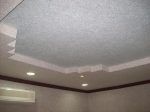 Пример сочетания жидких обоев и гипсокартона на потолке