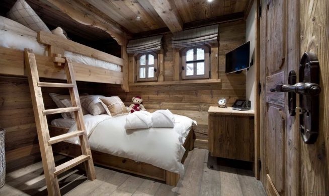 Кованая оконная и дверная фурнитура в альпийской спальне 