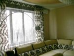 Тонкая кисея и шторы с ламбрекеном в интерьере гостиной