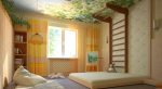 Оранжевые шторы и шведская деревянная стенка в комнате