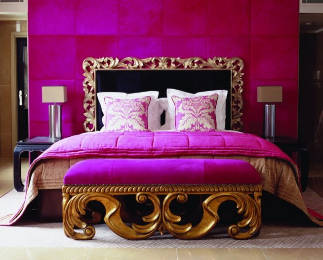 Ярко-малиновый цвет в интерьере спальни