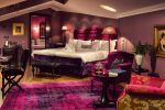Яркие пурпурные оттенки в декоре спальни