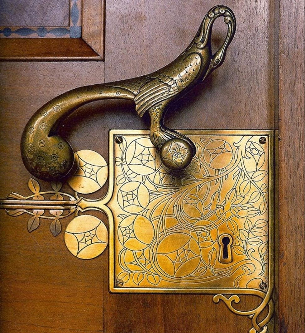 Старинные дверные ручки. Ар-нуво ручка двери. Ручка дверная Винтаж арт нуво. Необычная дверная ручка. Необычные замки для дверей.