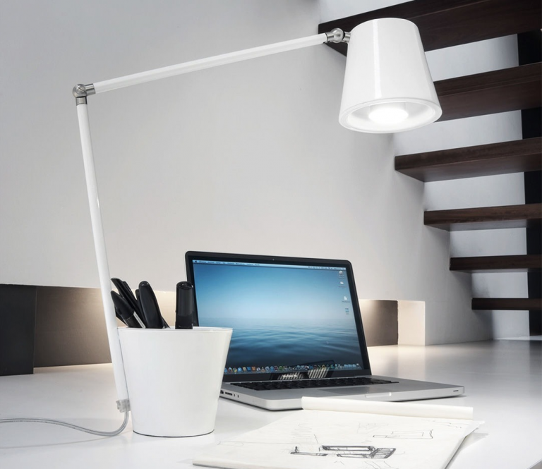 Лампы для освещения компьютерного стола