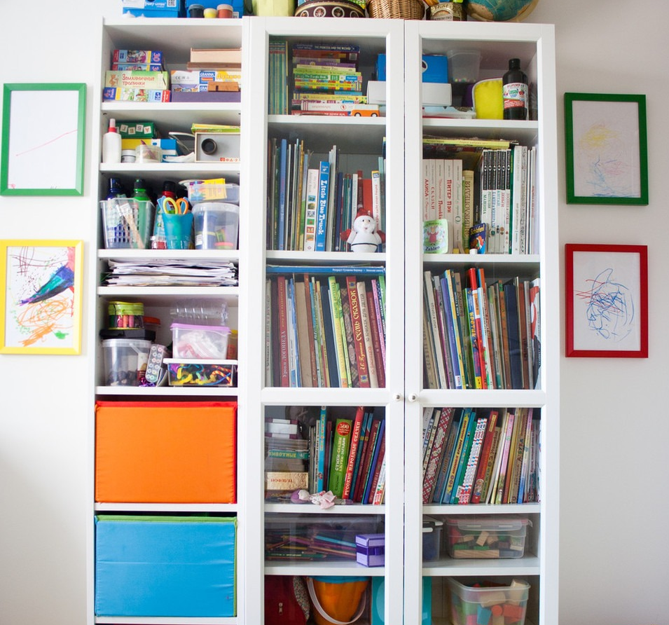 Организация стеллажа. Стеллаж для книг и игрушек. Книжные стеллажи для детской комнаты. Стеллаж для игрушек и книжек. Книжный шкаф для детской.