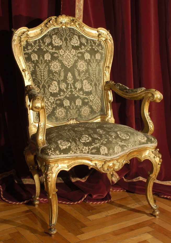 Кресло в стиле барокко