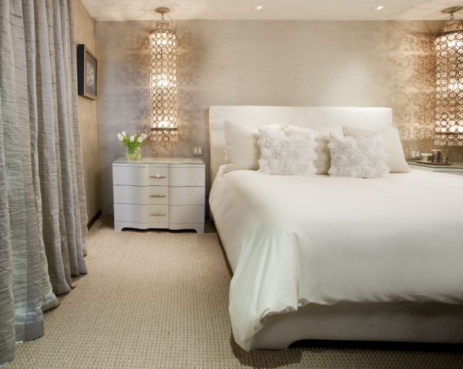 Светлая спальня с ковролином