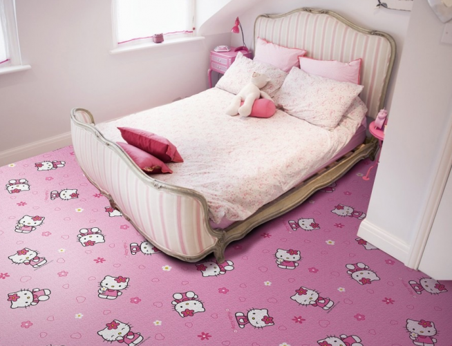 Розовый ковролин в комнате девочки