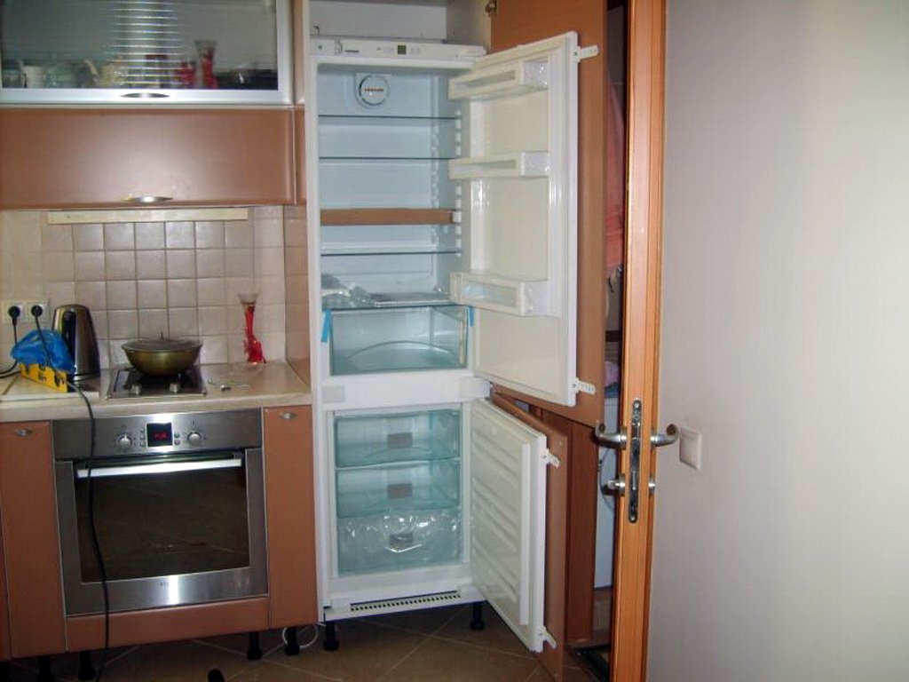 Как встроить обычный холодильник: простая инструкция