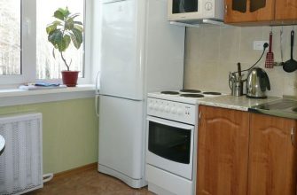 Холодильник рядом с плитой