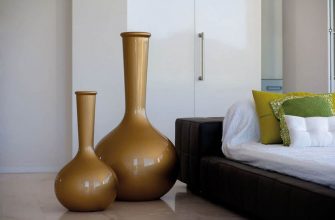 Напольные вазы в интерьере квартиры