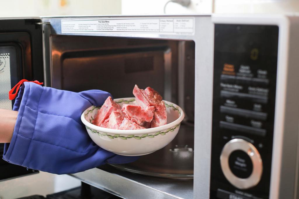 Можно размораживать мясо в микроволновке. Микроволновка с едой. Оттаивание мороженого мяса. Разморозка в микроволновке.